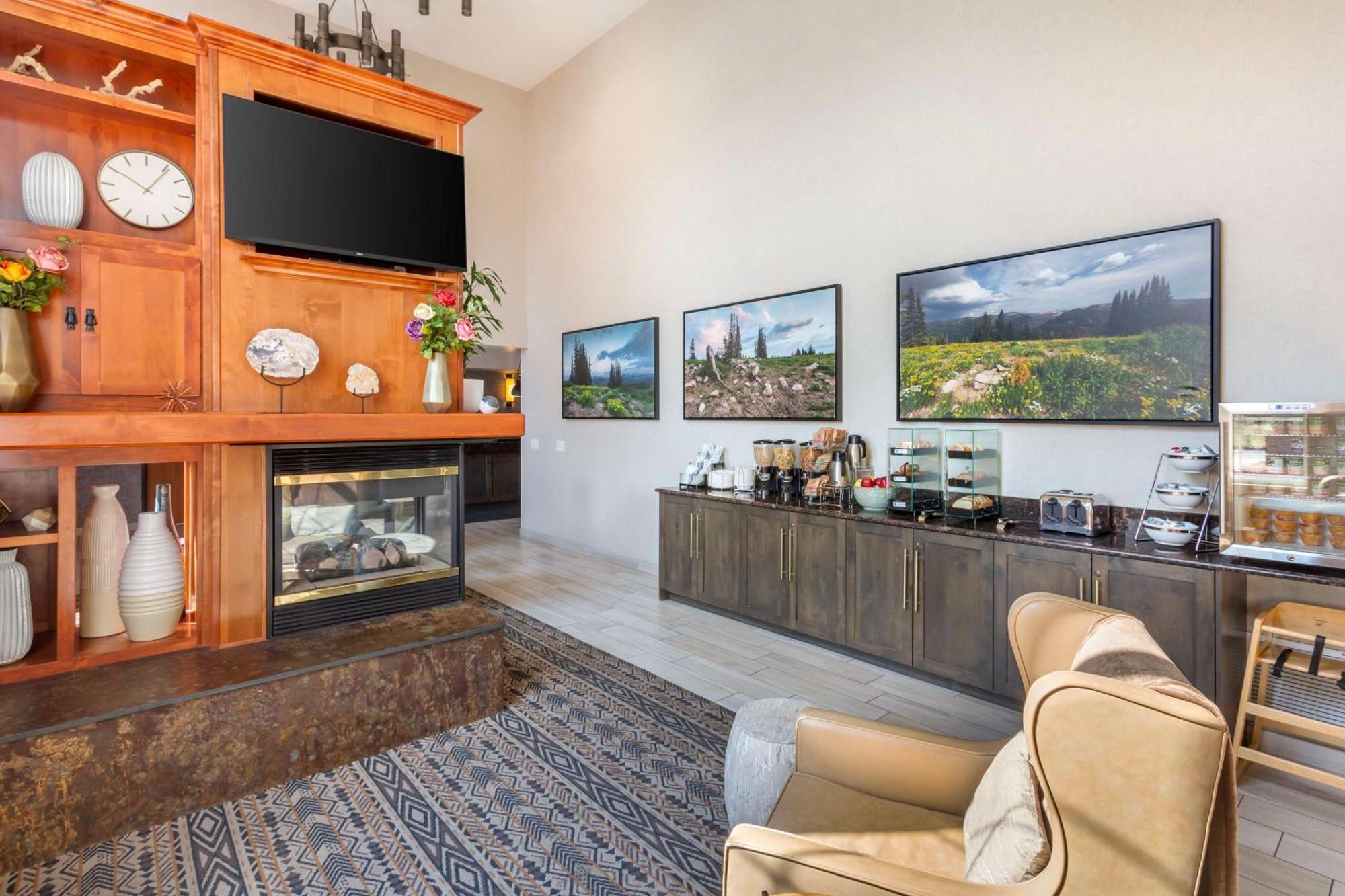 Best Western Holiday Hills Coalville Exteriör bild